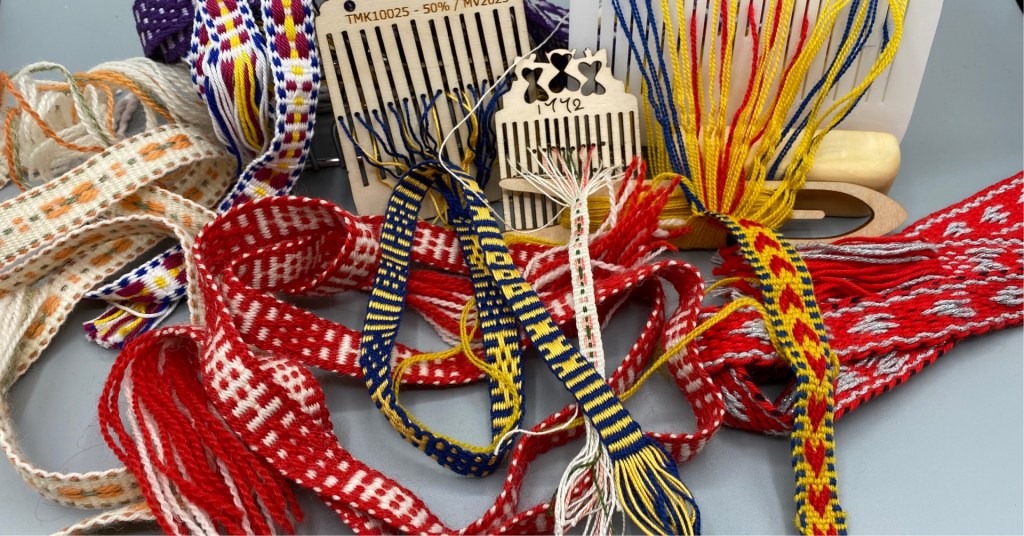 Kuvassa on nauhapirtoja sekä valmiita ja keskeneräisiä poimittuja nauhoja.